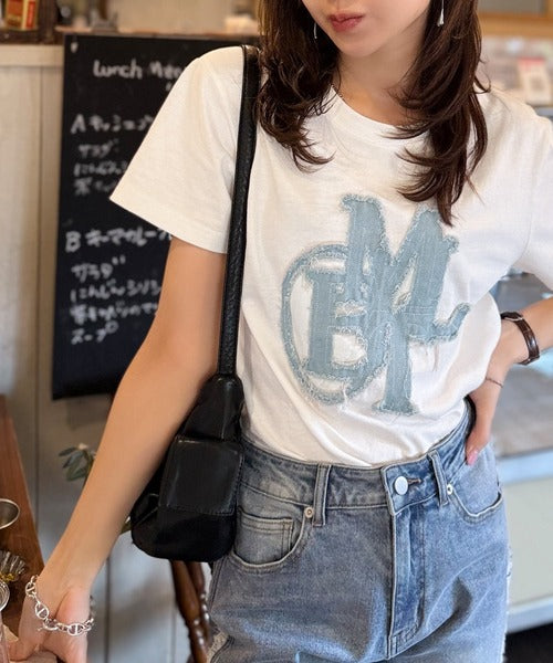 【mily bilet】遊び心を忍ばせておしゃれを一新。デニムフリンジワッペン使いTシャツ mi1329037