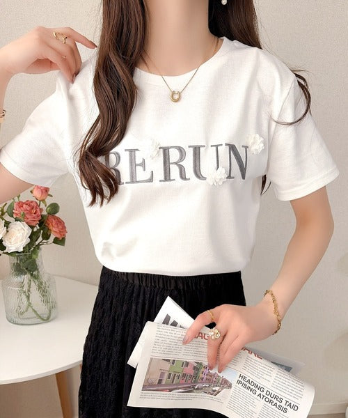 【mily bilet】フロント刺繍でさりげなく華やぐ♪ 立体花モチーフＴシャツ（半袖） mi1359053