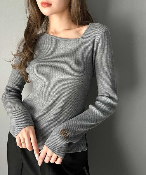 【mily bilet】女性らしさを格上げ。ブローチ付きアシメトリーネックオフショルマルチウェイチョーカー付きニットプルオーバー mi1029085
