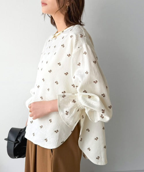 【Classical Evon】品よく、大人の装いに華やぎを。ジャガード小花柄キャンディスリーブブラウス（長袖） ev1025023