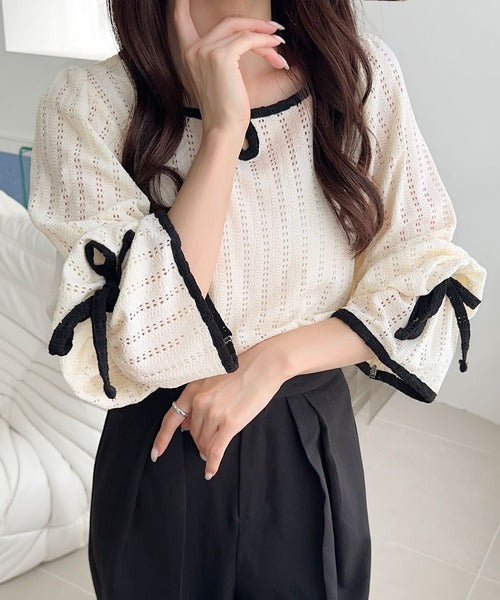 【mily bilet】華やかさと上品さを兼ね備えたデザインが個性的。ストライプレースキャンディースリーブリボン付きプルオーバー（長袖） mi1019104