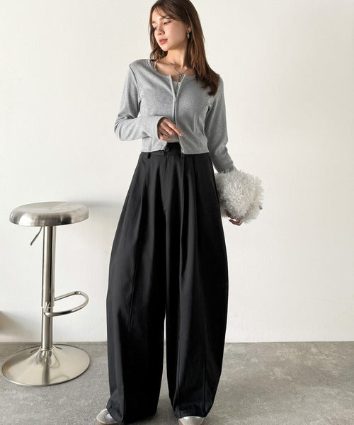 《JaVaジャバコラボ》カーブで魅せる、抜け感シルエット。綿100％コットンツイルバレルレッグタックパンツ jv1240111