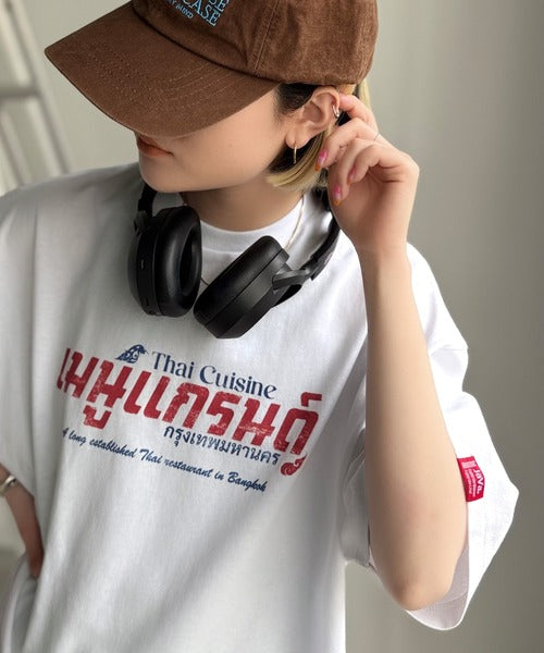《JaVaジャバコラボ》お洒落見え確定。綿100％タイ料理メニュー風プリントルーズフィットTシャツ(オーバーサイズ) jv1029127