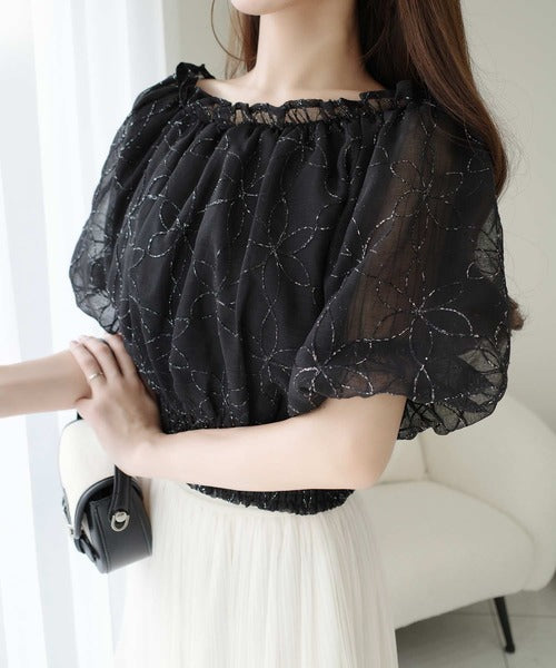【mily bilet】あなたのスタイルにさらなる魅力をプラス。オフショル2WAY花柄コード刺繍バックリボンブラウス mi1139077