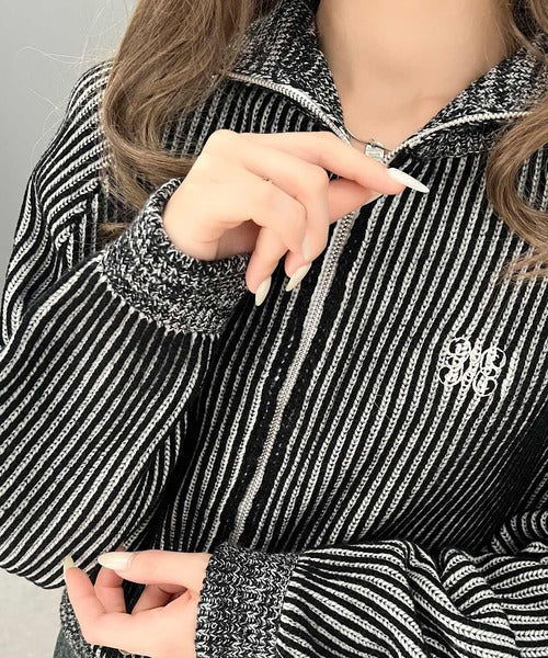 【mily bilet】お洒落な配色でワンランク上の秋冬コーデ。配色畦編み胸刺繍ショート丈ジップカーディガン mi1029066