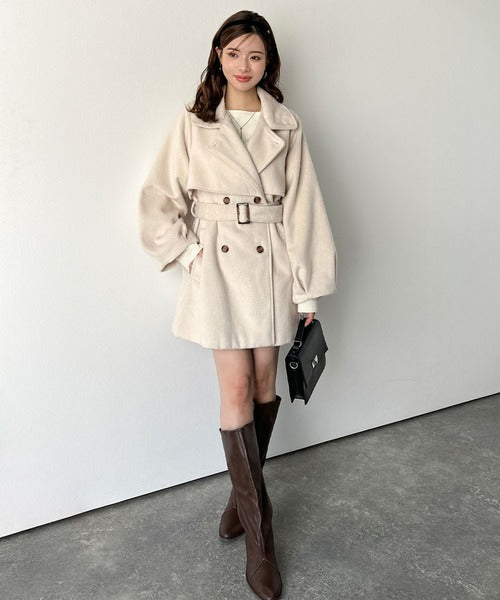 【mily bilet】どの角度から見てもかわいく冬のスタイルを格上げ。フェザーショートシャギーバックル使いコート（ミドル丈） mi1019096