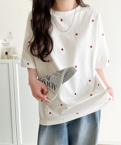 《JaVaジャバコラボ》春夏のカジュアルに、大人の“可愛い”をプラス。ミニハート刺繍Tシャツ（半袖） jv1010470