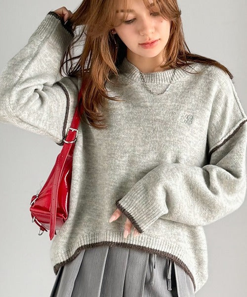 【mily bilet】シンプルながらも個性が引き立つ。アウトリンキング胸刺繍ミックスニット mi1329038