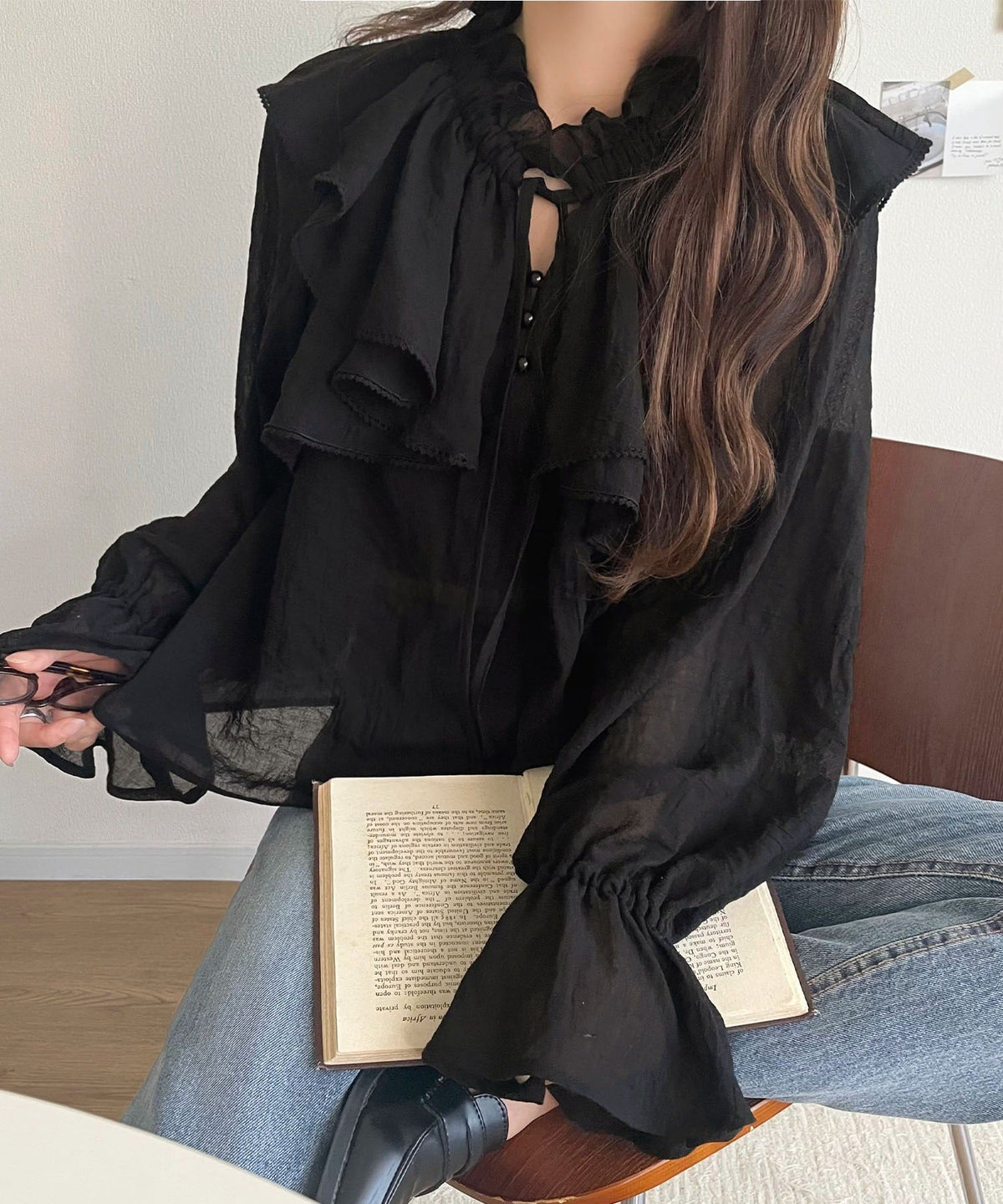 【mily bilet】ふんわりシルエットが魅せる、上品フェミニンスタイル。前後2WAYピコレース使いフリル襟コットンボイルブラウス mi1019099