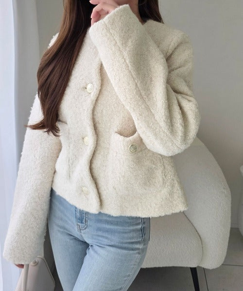 【mily bilet】上品フェミニンの代表格♪触り心地に遊び心あり。ゴールドボタン ウェーブノーカラージャケット mi1019156