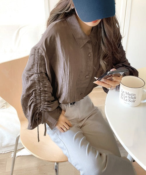 上品な抜け感と自由なアレンジ叶う。2wayカラー袖シャーリングシアー素材シャツブラウス（長袖） ce1010342