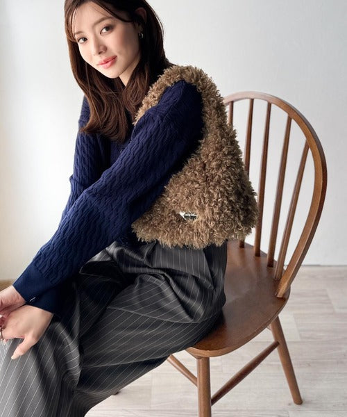 【mily bilet】ふわふわ感と高級感で、季節のおしゃれを格上げ。ロゴプレート使いプードルファーラウンドバッグ mi1179060