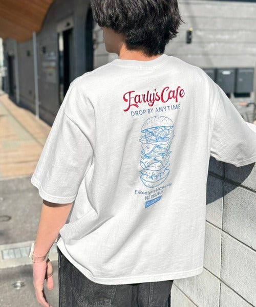 《JaVaジャバコラボ》遊び心のあるカフェロゴが映えるバックプリントT。刺繍使いハンバーガーデザインTシャツ jo1320016