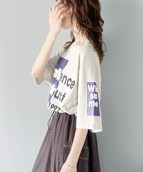 立体感のある発泡プリントがこなれ感たっぷり。立体ロゴプリント配色Tシャツ ce1010308