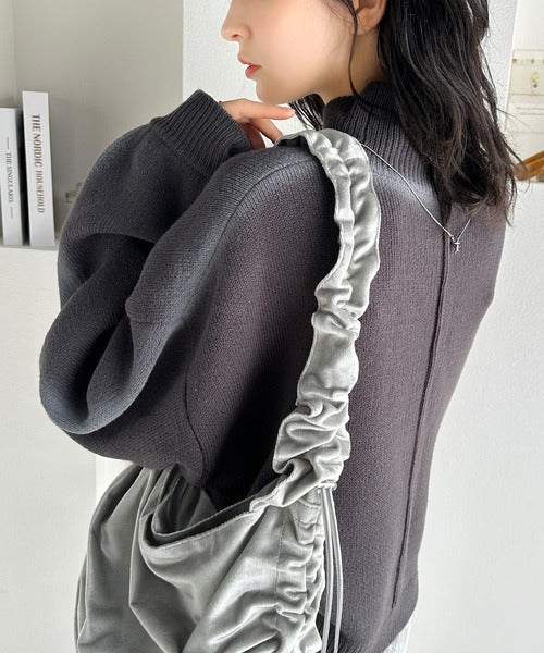 【mily bilet】機能性も可愛さも♪ギャザーが目を惹く、ドロストデザインベロアショルダーバッグ mi1159035