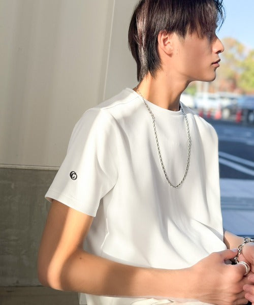 【接触冷感機能付き】肩切り替え袖刺繍ショート丈ダンボール素材Tシャツ／Shoulder Panel Cropped Double-Knit T-Shirt co1010055