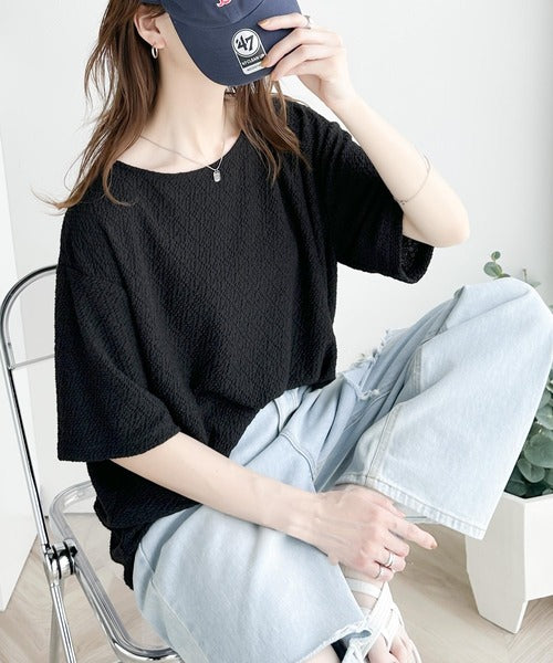 凸凹としたデザインが特別な雰囲気を纏う。シャーリング半袖Tシャツ ce1260258