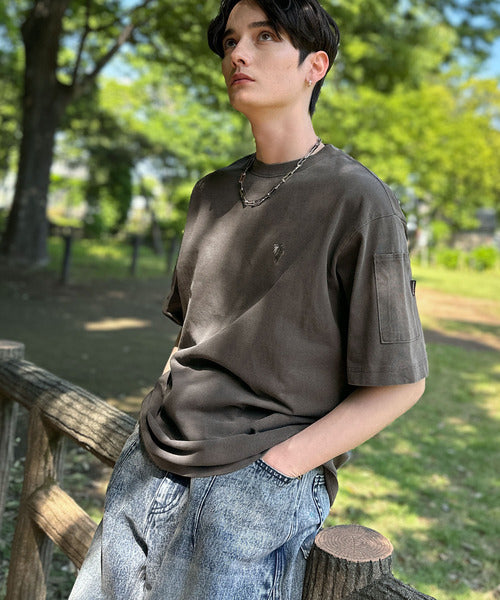 「イマドキな、古着感。」袖ポケット付きピグメント加工刺繍入りTシャツ／Sleeve Pocket Pigment-Dyed Embroidery T-Shirt co1150025