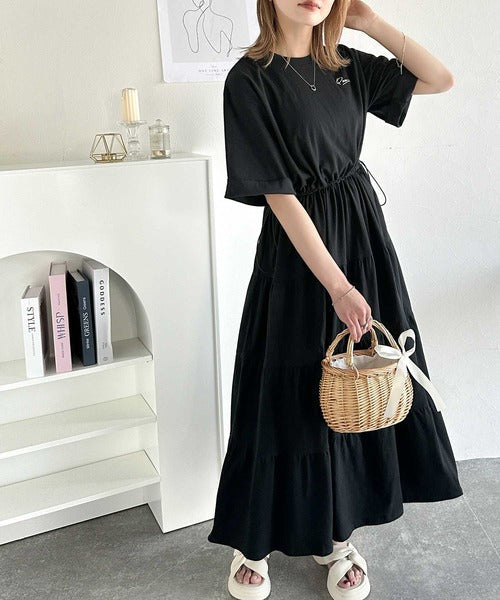 女性らしさを引き立てるデザインが魅力。胸刺繍ドロストティアードワンピース ce1260391