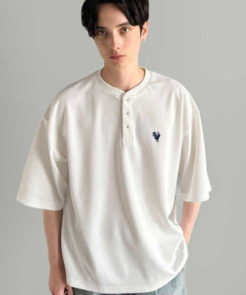 「大人びた遊び心。」刺繍入りハイクオリティダブルフェイス素材バンドカラーポロシャツ／Embroidered High-Quality Double Face Band Collar Polo co1150027