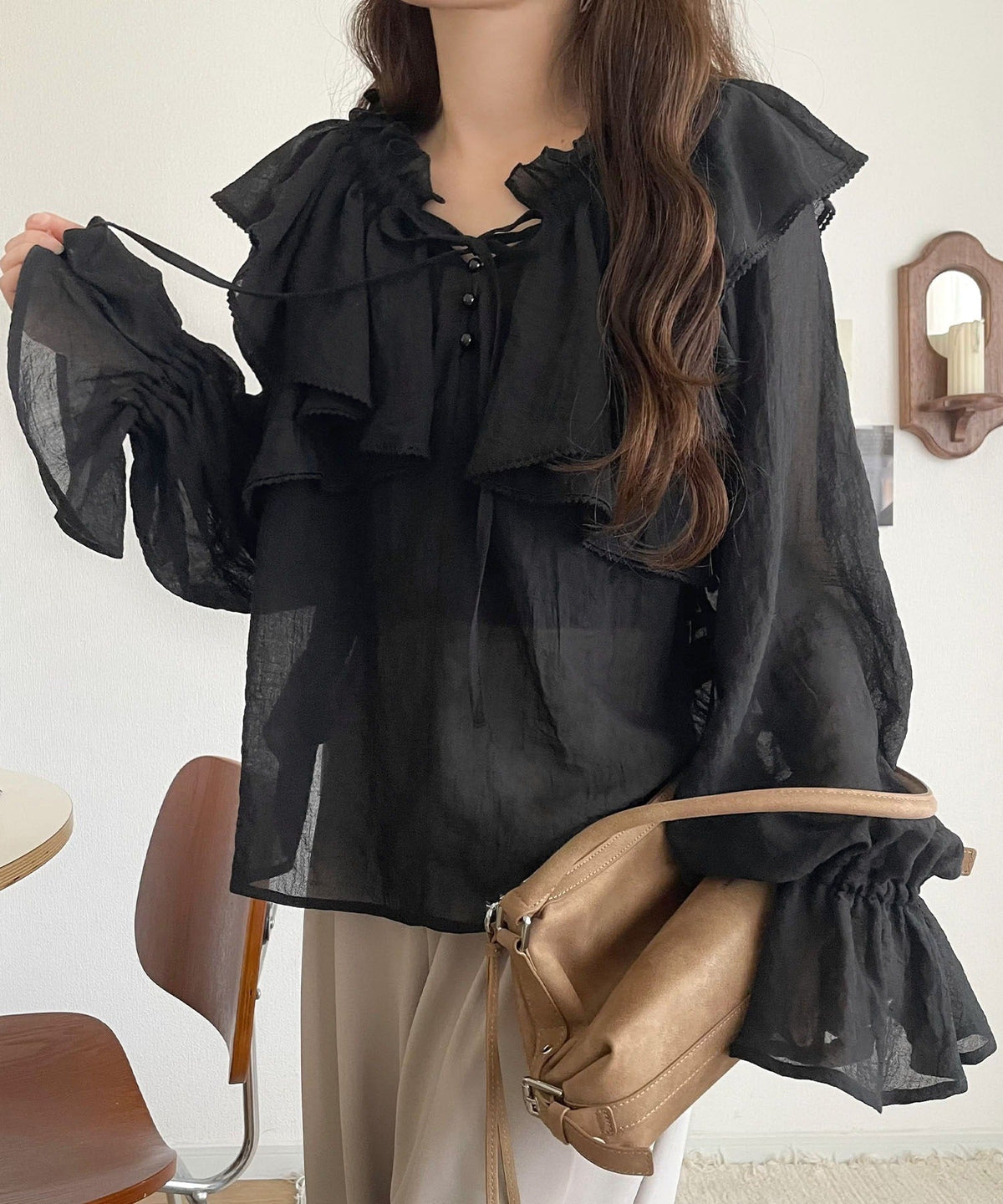 【mily bilet】ふんわりシルエットが魅せる、上品フェミニンスタイル。前後2WAYピコレース使いフリル襟コットンボイルブラウス mi1019099