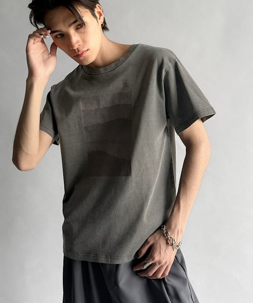 「即トレンド男子。」タイトフィットピグメント加工プリントTシャツ／Tight Fit Pigment-Dyed Print T-Shirt co1010001