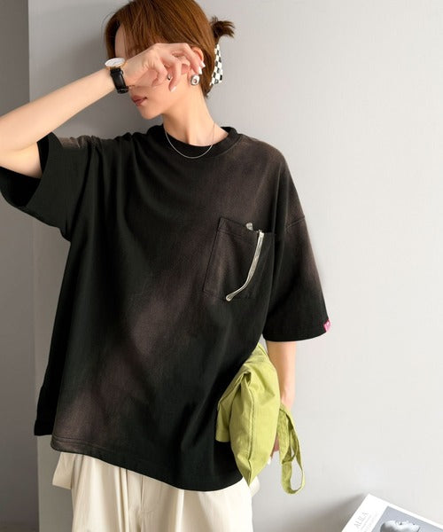 《JaVaジャバコラボ》唯一無二のヴィンテージ感。オーバーサイズシルエットのスプレーダイポケットTシャツ（半袖） jv1020359