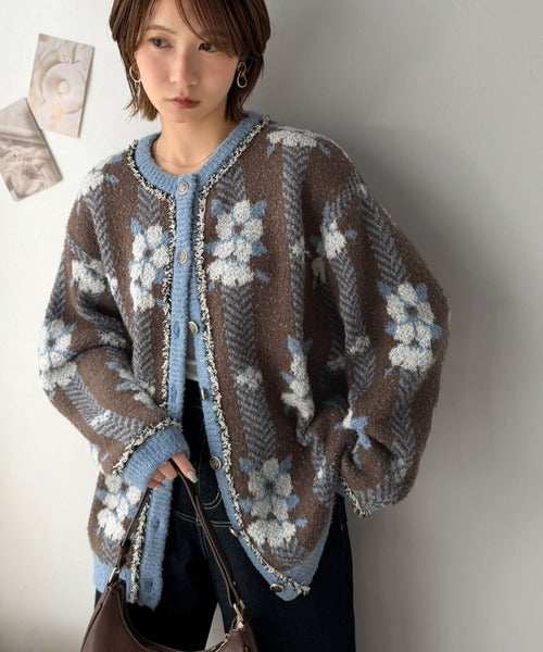 一枚で、レトロ可愛いの全部盛り。花柄ジャガード×ゴールドボタン フリンジニットカーディガン(長袖） ce1020398