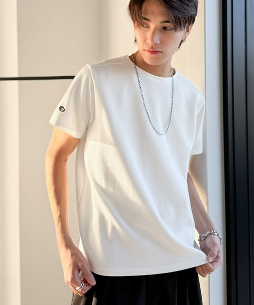 【接触冷感機能付き】肩切り替え袖刺繍ショート丈ダンボール素材Tシャツ／Shoulder Panel Cropped Double-Knit T-Shirt co1010055