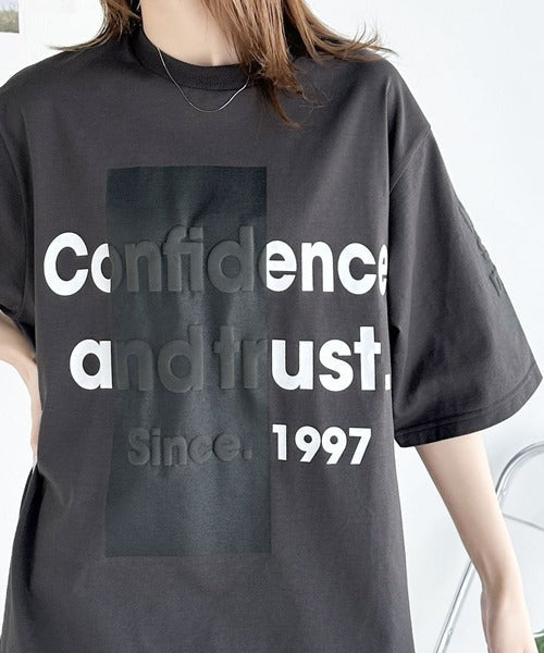 立体感のある発泡プリントがこなれ感たっぷり。立体ロゴプリント配色Tシャツ ce1010308