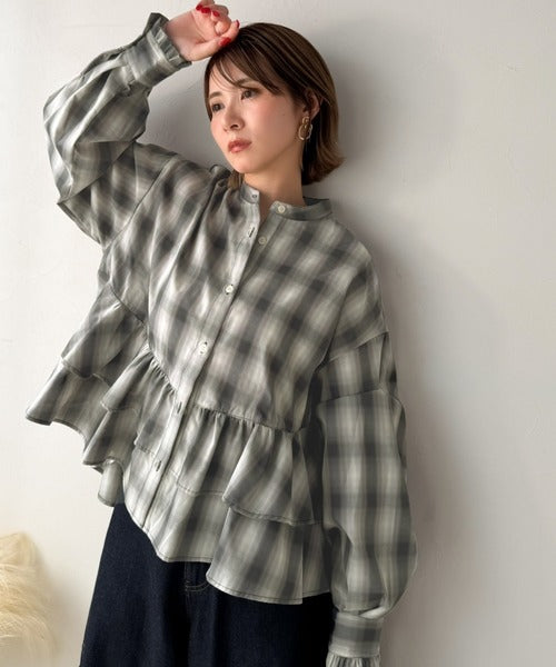 いつものシャツを、少しだけ上品に。柄アソートティアードフリルデザインペプラムシャツ(ストライプ/チェックあり) ce1110196