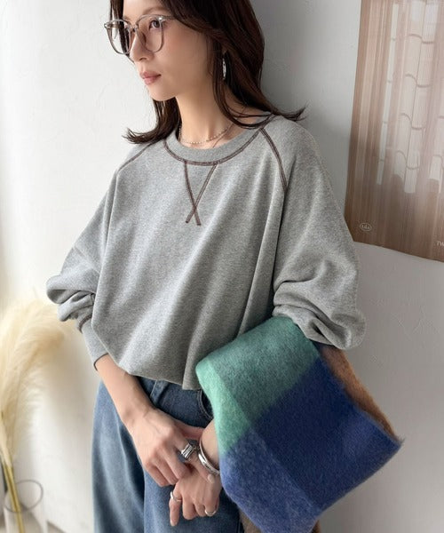 《JaVaジャバコラボ》配色ステッチが映える◎裏起毛ガゼット＆袖刺繍プルオーバー jv1050391