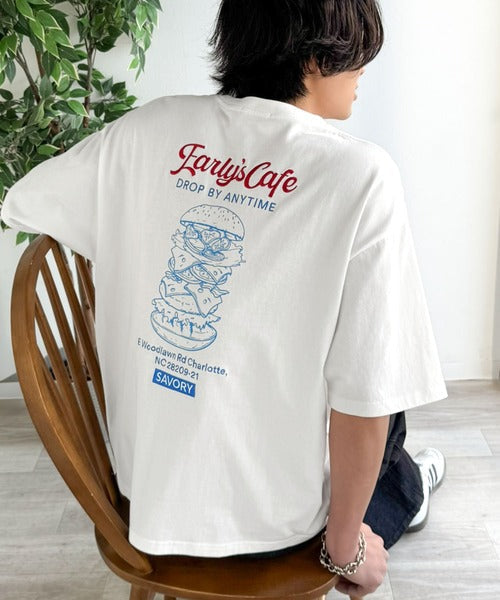 《JaVaジャバコラボ》遊び心のあるカフェロゴが映えるバックプリントT。刺繍使いハンバーガーデザインTシャツ jo1320016