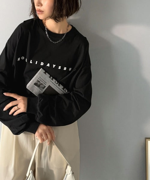 大人の上品カジュアルを楽しむ。ゆったりシルエット 綿100％シルケット風シンプル英字ロゴTシャツ（長袖） ce1330048