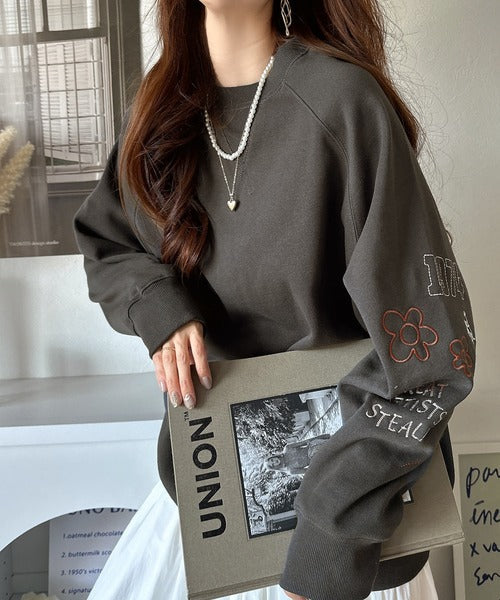 ハンドメイド風刺繍に釘付け。前後2wayランダム袖刺繍裏起毛スウェット ce1050222