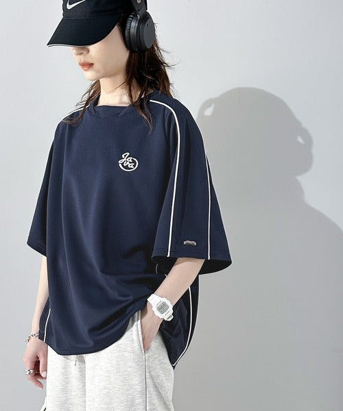 《Javaジャバコラボ》シンプルなのに格上げ。ライン入り胸刺繍サッカーTシャツ sp1010281