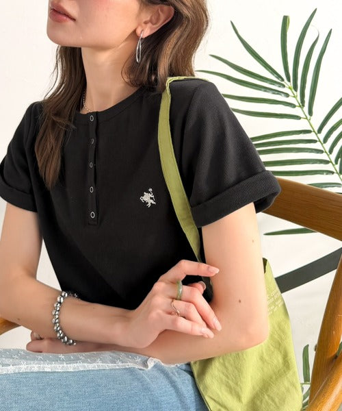 すっきり華奢魅せ。袖ロールアップ胸刺繍入りヘンリーネックリブTシャツ (半袖) ce1410009