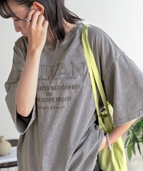 《JaVaジャバコラボ》色褪せで魅せる、ラフな品格。綿100％前後２WAYアシッド刺繍ユルTEE（半袖） jv1260544