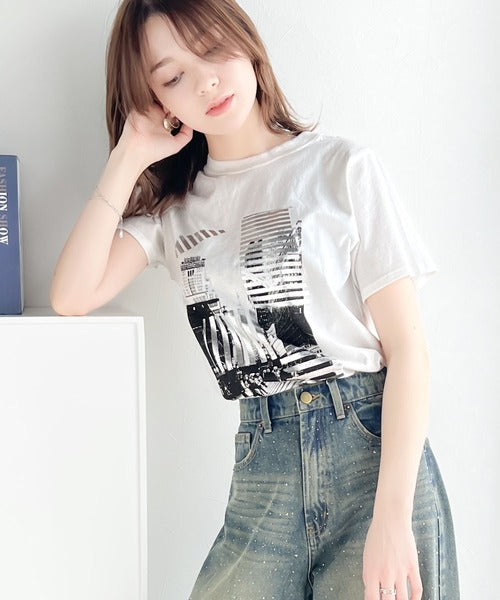 【mily bilet】一点投入でモードなおしゃれ感が漂う。綿100%箔プリントTシャツ mi1149053