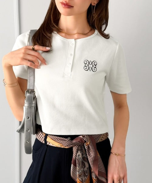 【mily bilet】シンプルを可愛く、今っぽく♪ロゴ刺繍ヘンリーネッククロップドテレコリブ半袖カットソー（ショート丈） mi0789014