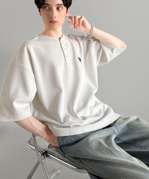 「大人びた遊び心。」刺繍入りハイクオリティダブルフェイス素材バンドカラーポロシャツ／Embroidered High-Quality Double Face Band Collar Polo co1150027