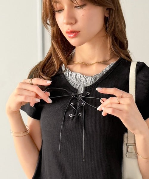【mily bilet】きゅっと結んで、ふわっとフリル。レイヤード風レースアップトップス（半袖） mi1359036