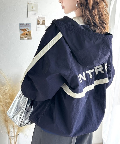 レトロムードで大人可愛い。バックロゴ刺繍配色ラインウィンドブレーカー ce1260230