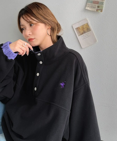 《JaVa ジャバコラボ》暖かさも、お洒落感も、欲張りに。胸刺繍ジャガード切り替えハーフボタンフリースプルオーバー jv1010674