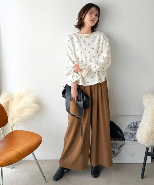 【Classical Evon】品よく、大人の装いに華やぎを。ジャガード小花柄キャンディスリーブブラウス（長袖） ev1025023