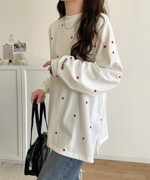 《JaVaジャバコラボ》“可愛い”がさりげなく溶け込む。袖ネーム付きミニハート総刺繍Tシャツ(長袖) jv1010498
