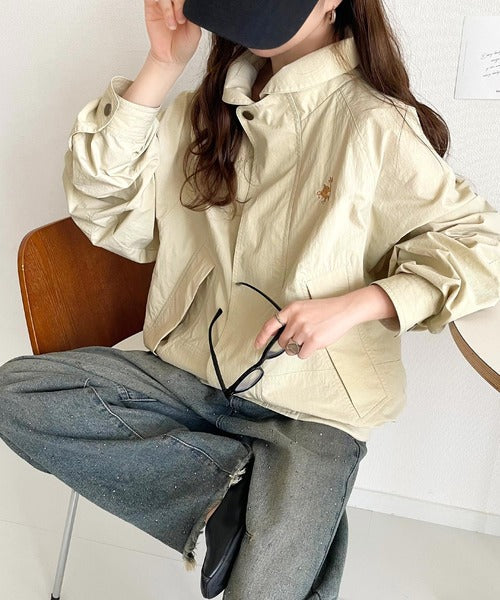 《JaVa ジャバコラボ》大人のおしゃれを楽しむ一着！胸刺繍エルボーパッチヴィンテージ風ステッチブルゾン jv1260301