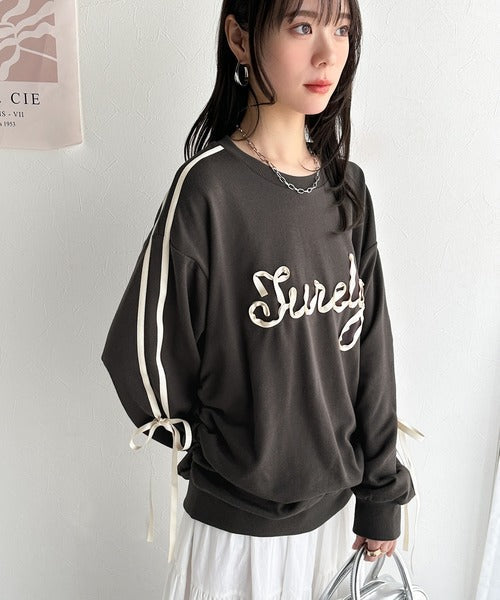 【mily bilet】気分上がるサテンリボンロゴが可愛い。サイドシャーリングサテンリボン使いスウェットトップス(長袖) mi1359009