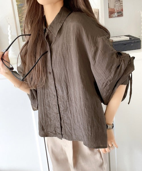上品な抜け感と自由なアレンジ叶う。2wayカラー袖シャーリングシアー素材シャツブラウス（長袖） ce1010342