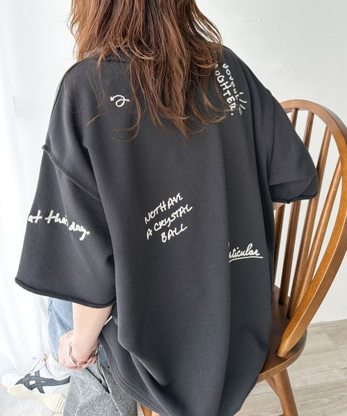 後ろ姿までぬかりなくオシャレにキマる。ランダム刺繍裏毛ハーフスリーブTシャツ ce1260260